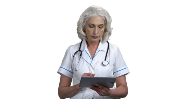 Fiducioso medico femminile che lavora su tablet digitale. — Video Stock