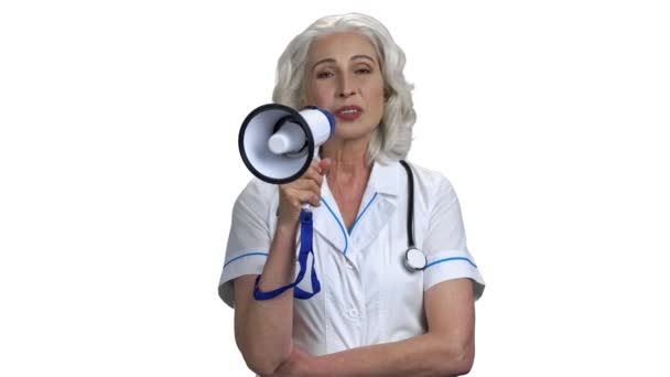 Portrait of senior friendly doctor talking into megaphone. — Stok Video