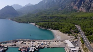 Dağların ve deniz koyunun hava aracı görüntüsü. Deniz limanı yakınındaki otoyol..
