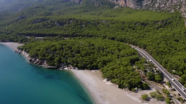 Costa del mar con bosques, carretera y montañas. Vista aérea desde el dron. — Vídeos de Stock