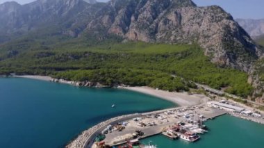 Kıyı limanında demirli teknelerin hava aracı görüntüsü.