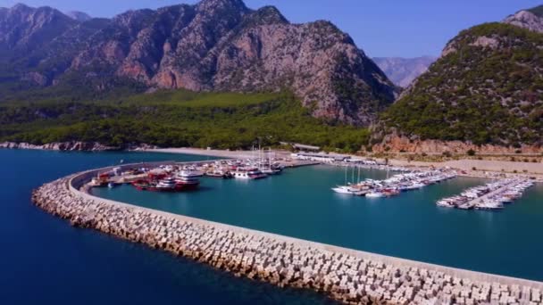 Panorama-Luftaufnahme von Segelbooten und Yachten, die in der türkisfarbenen Meeresbucht ankern. — Stockvideo