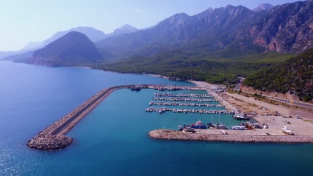 Vue aérienne du port côtier avec yacts et bateaux. — Video