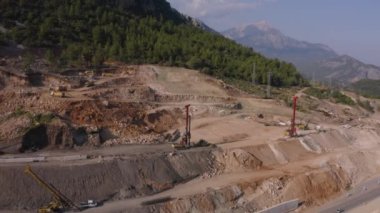 Dağlarda ağır makinelerle taş ocağının güzel manzarası.