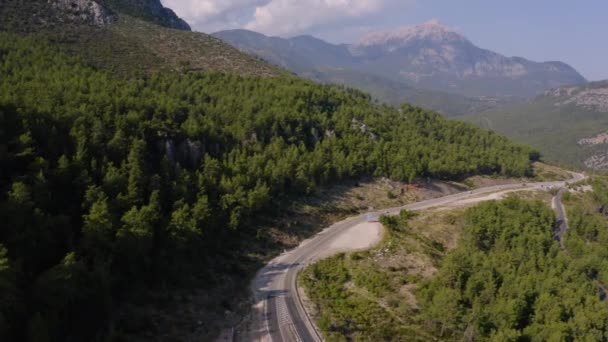 Luftaufnahme einer Bergstraße, die durch Waldlandschaft führt. — Stockvideo
