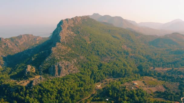Αεροφωτογραφία του χωριού στην καταπράσινη κοιλάδα του βουνού. — Αρχείο Βίντεο