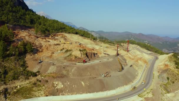 Bellissimo paesaggio montano con attrezzature industriali. Strada Ashpalt attraverso pendii di montagna. — Video Stock