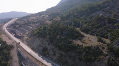 Bir yaz günü dağ otoyolunun hava aracı görüntüsü.