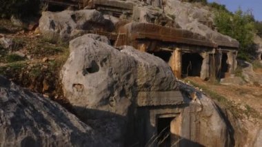 Uçuruma oyulmuş mezarlar. Antik Türkiye kenti.