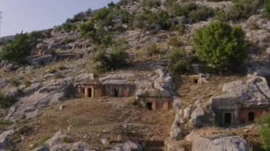 Eski bir mezarlığın mezarları. Dağın yamacındaki kayalara oyulmuş mezarlar..