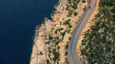 Kıyı şeridi ve turkuaz deniz kenarındaki karayolu üzerindeki hava manzarası..