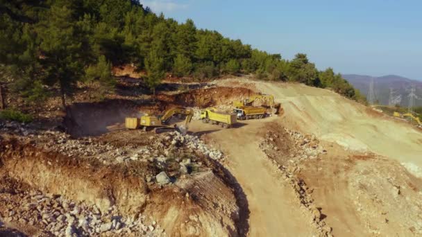 Excavadoras y camiones volquete trabajando en canteras mineras de montaña. — Vídeos de Stock