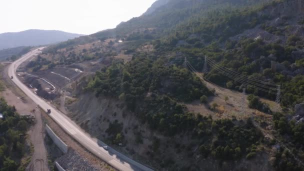 Vista aérea do drone da estrada da montanha em um dia de verão. — Vídeo de Stock