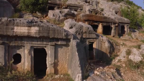 Vista de perto de muitos túmulos antigos esculpidos em rocha. — Vídeo de Stock