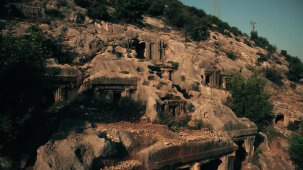 Close up view of mountain hillside with tombs carved in rocks. — Stock Video