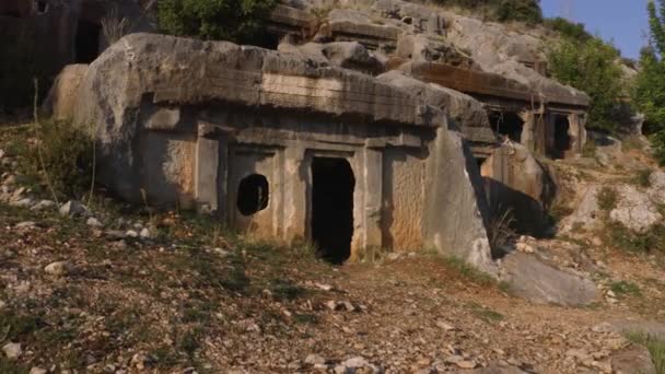 Ruinerne af oldtidens civilisations grave. Grave hugget ind i klipper på tyrkisk by. – Stock-video