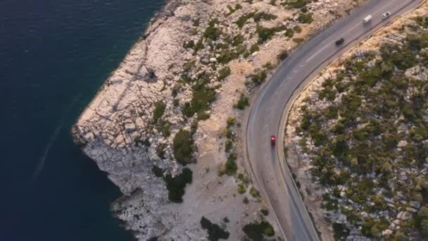 Kıyı manzarası boyunca yolda giden arabaların hava görüntüsü.. — Stok video
