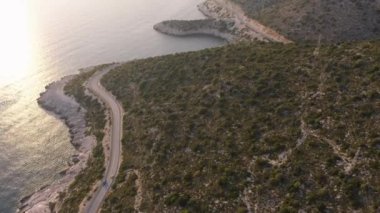 Yeşil dağ, yol ve denizin insansız hava aracı görüntüsü..