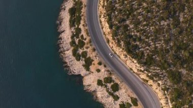 Dağlar, okyanus ya da deniz boyunca giden yolun hava aracı görüntüsü.