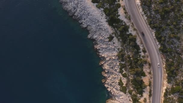 Movimiento rápido de los coches que conducen en carretera de montaña cerca del mar o el océano. — Vídeos de Stock