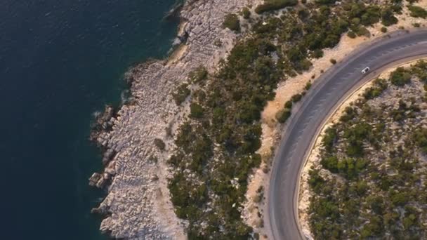Vista aérea de la carretera de montaña sobre la costa del mar. — Vídeo de stock