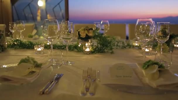 Романтическая сервировка стола — стоковое видео