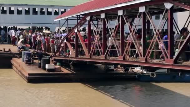 As pessoas atravessam a ponte — Vídeo de Stock