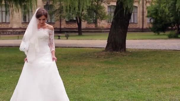 Sposa in abito bianco — Video Stock