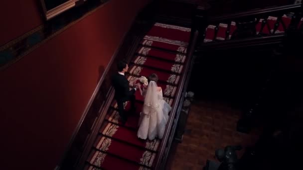 Жених и невеста на красной дорожке — стоковое видео