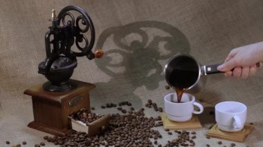 Kahve öğütücüsü ve kahve çekirdeği.