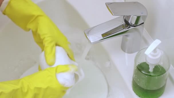 Мытье посуды — стоковое видео