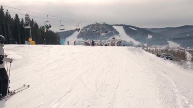 Dağlarda kayak merkezi.