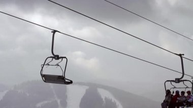 Kayakçı dağların ascend.