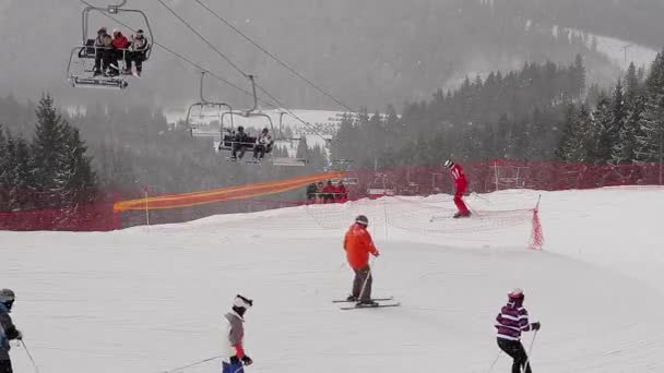 Tormenta de nieve en la estación de esquí . — Vídeos de Stock