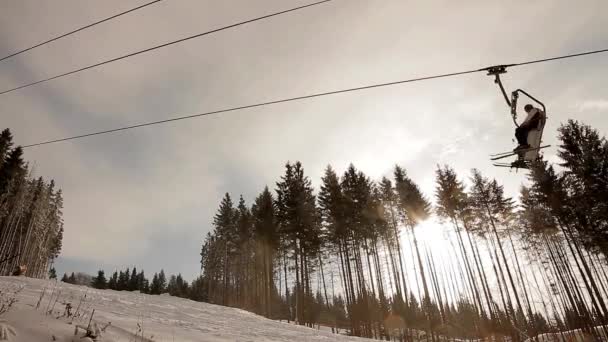 Impianti di risalita su uno sfondo tramonto . — Video Stock