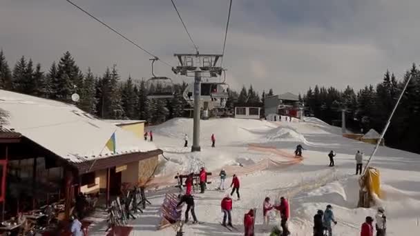 Skigebiet in der Ukraine. — Stockvideo