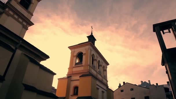 Campanario en el fondo del cielo — Vídeos de Stock