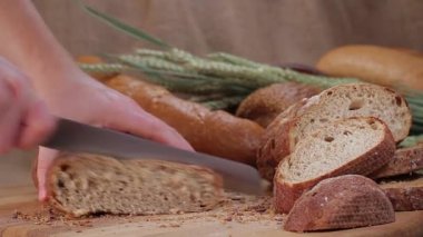 Üzerinden kepekli ekmek
