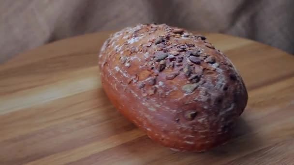 Brot mit Kürbiskernen — Stockvideo