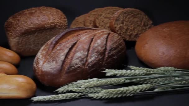 Хлеб на чёрном фоне — стоковое видео