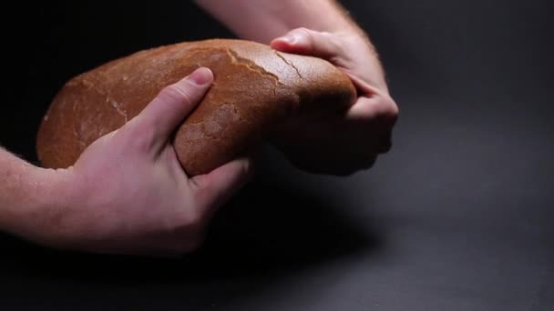 Сломанный чёрный хлеб — стоковое видео