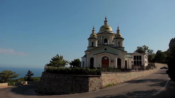 Igreja nas montanhas. — Vídeo de Stock