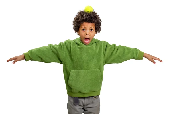 Jongen met een tennisbal — Stockfoto