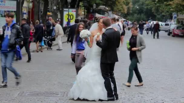 Novia y novio caminando — Vídeos de Stock