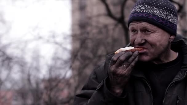 Revolutionary eating a sandwich. — Stock Video