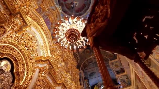 Lujoso interior de la catedral . — Vídeos de Stock