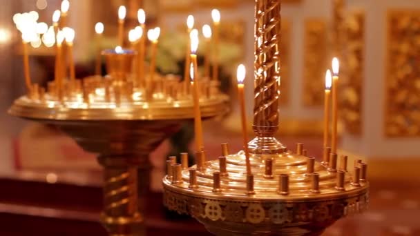 Bougies sur les chandeliers .