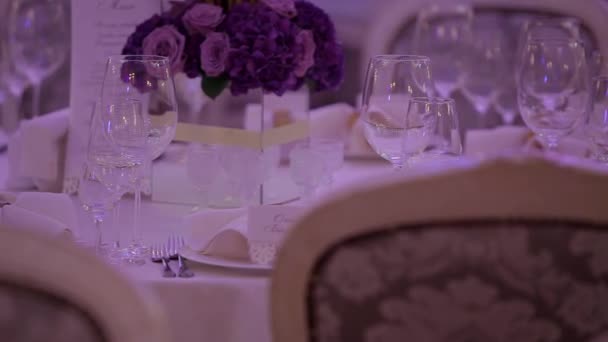 Настройка свадебного стола . — стоковое видео