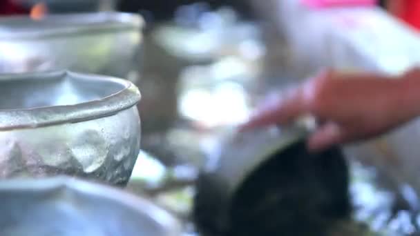 Mönche spülen Geschirr. — Stockvideo