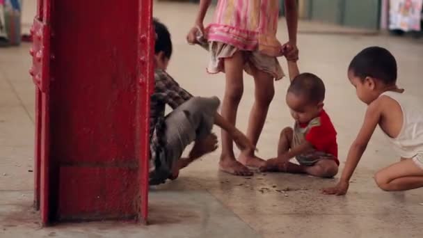 Obdachlose Kinder. — Stockvideo